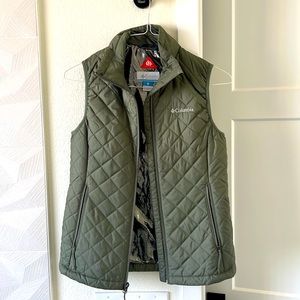 EUC sage green thinsulate Columbia vest